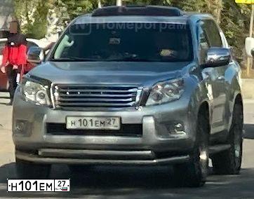 Фото автомобиля TOYOTA LANDCRUISER, 2009 — госномер Н101ЕМ27. Цвет: СЕРЫЙ