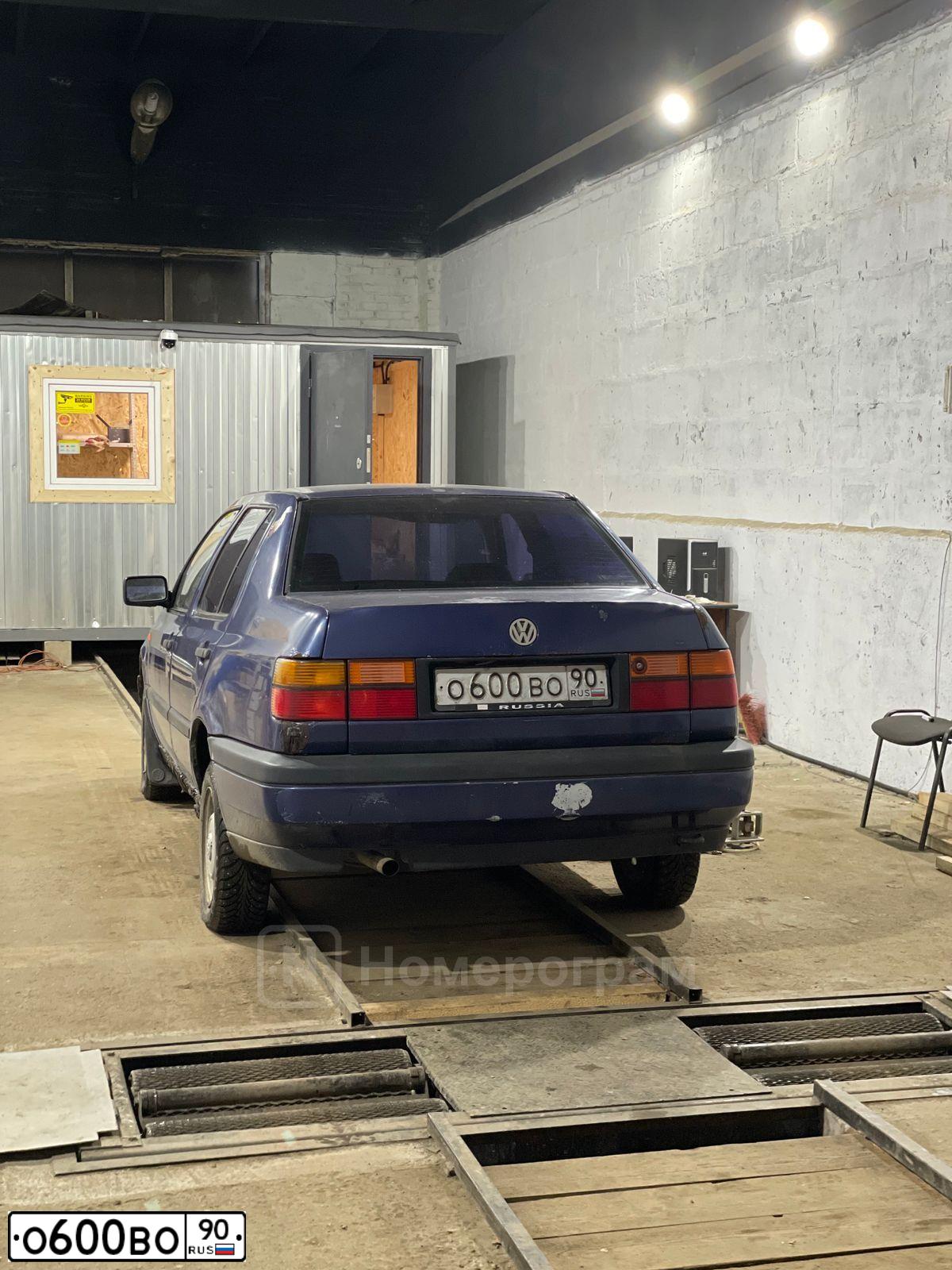 Фото автомобиля VOLKSWAGEN VENTO, 1992 — госномер А856ВЕ550. Цвет: синий