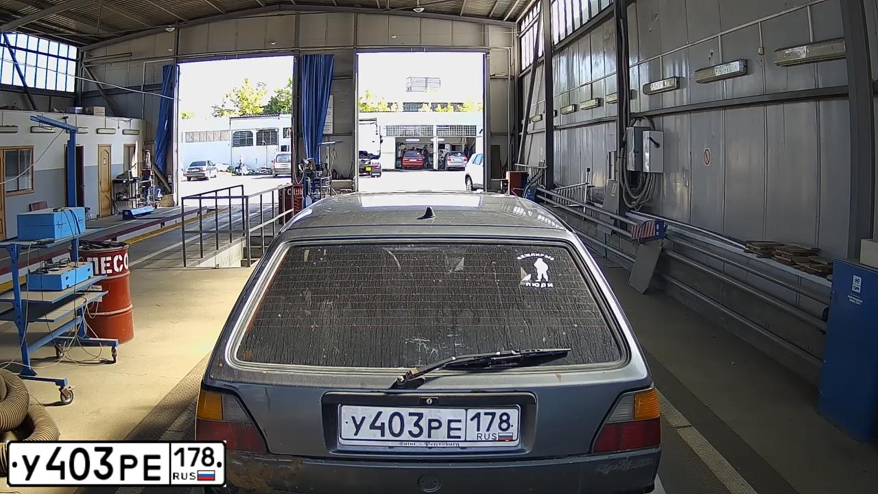 Фото автомобиля VOLKSWAGEN GOLF, 1988 — госномер У403РЕ178. Цвет: Серый