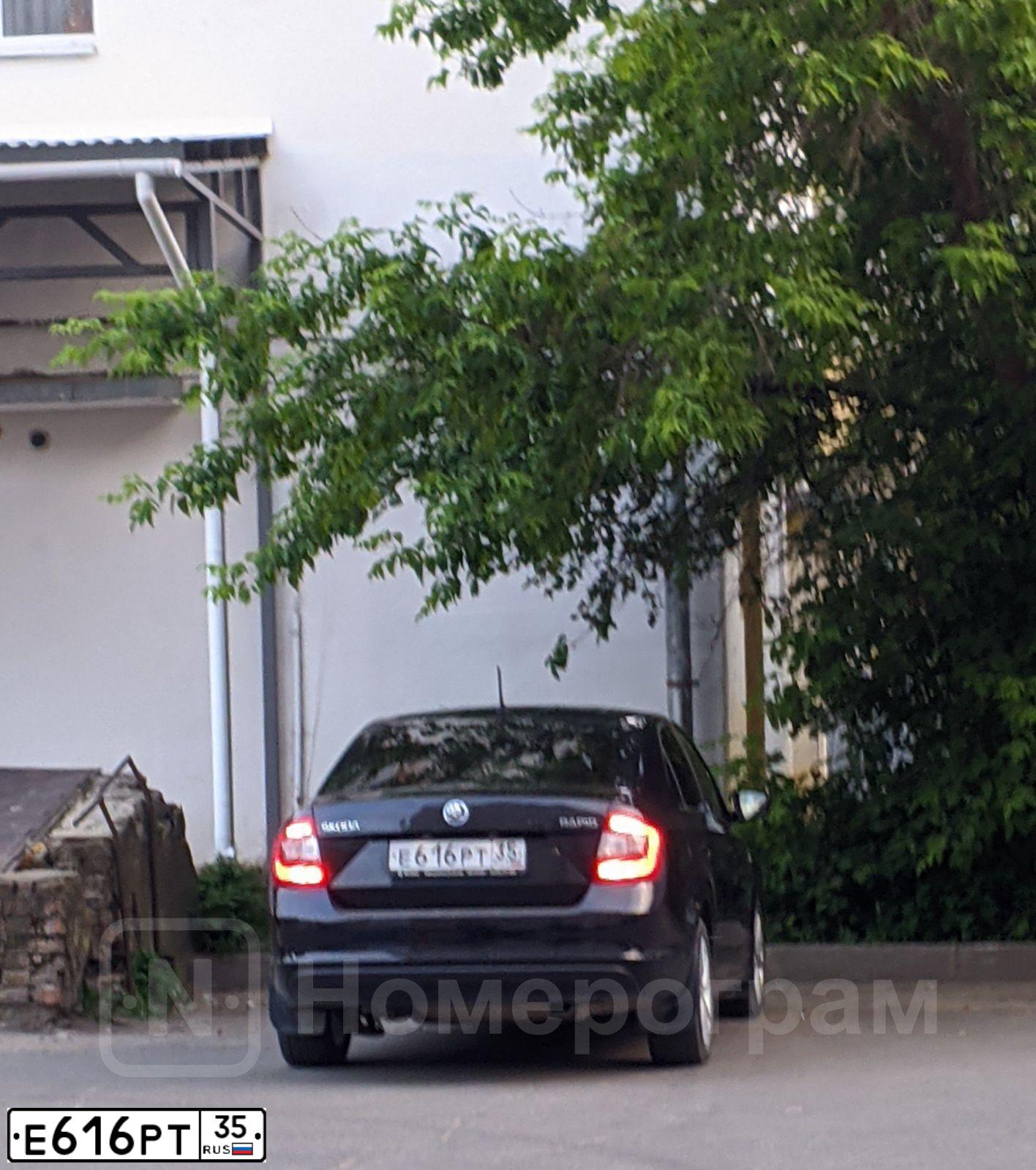 Фото автомобиля SKODA RAPID, 2015 — госномер Е616РТ35. Цвет: ЧЕРНЫЙ