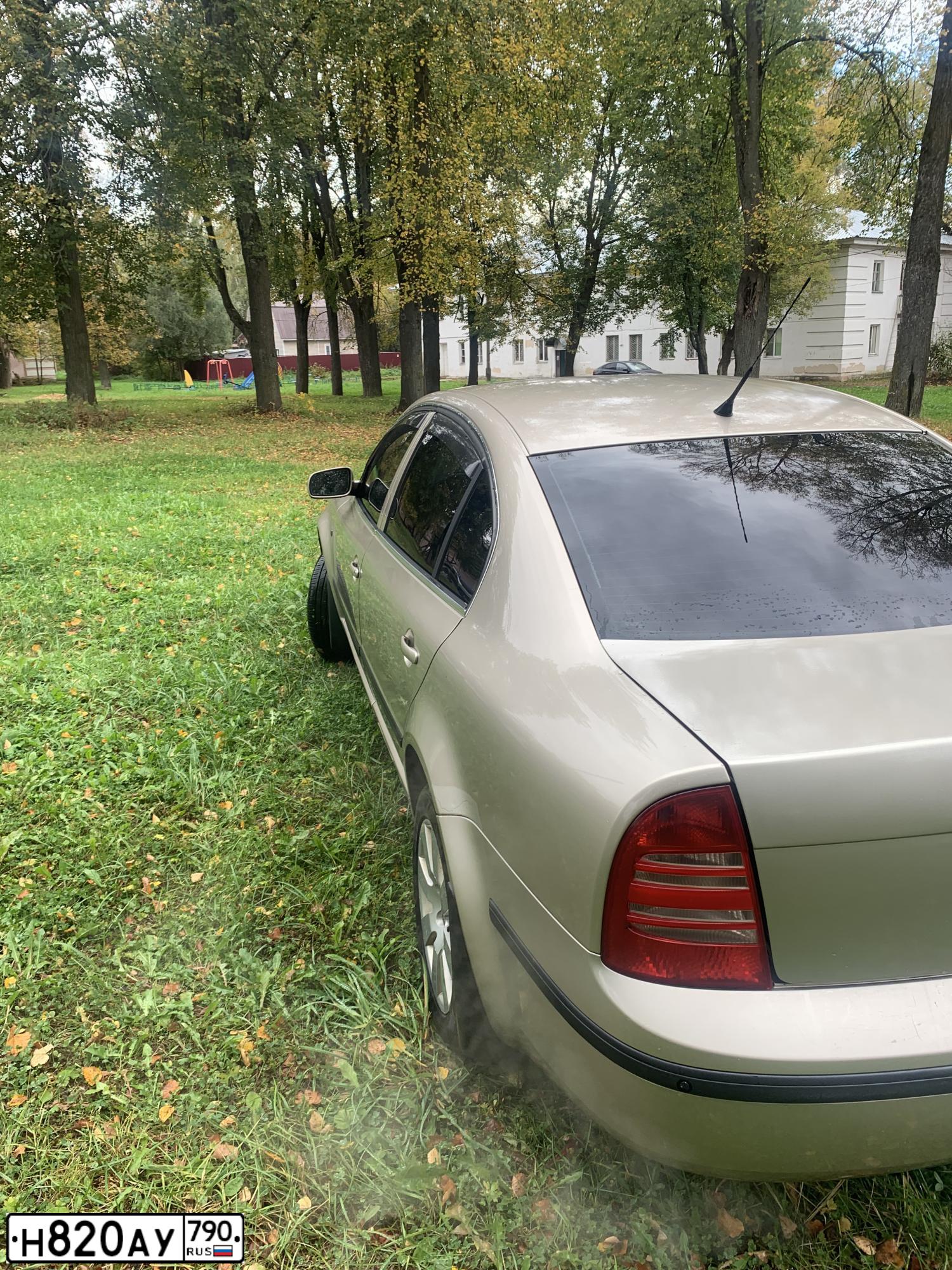 Фото автомобиля SKODA SUPERB, 2004 — госномер Н820АУ790. Цвет: БЕЖЕВЫЙ