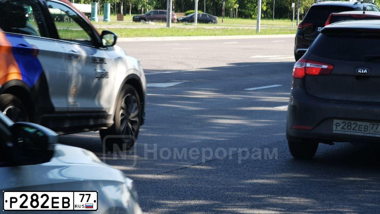 Фото автомобиля HYUNDAI I SANTA FE, 2012 — госномер Р282ЕВ77