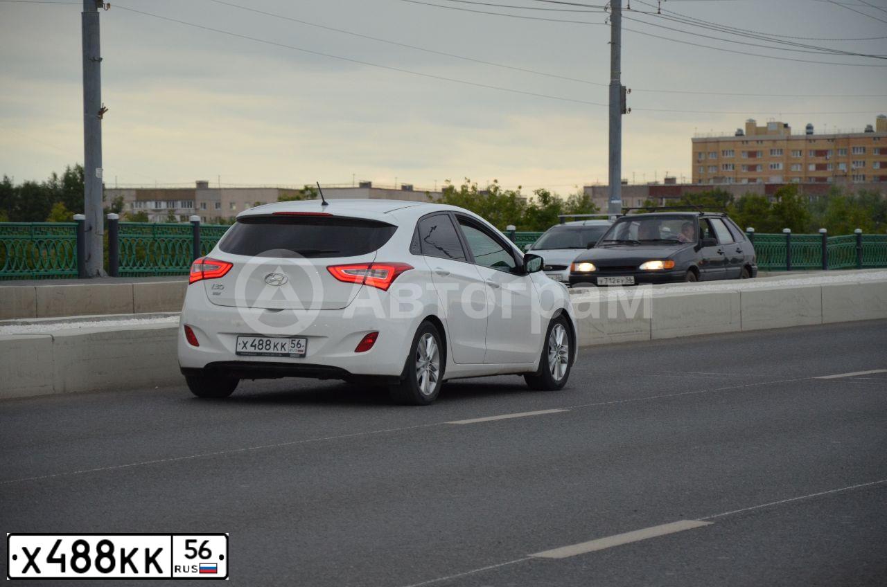 Фото автомобиля HYUNDAI I30, 2013 — госномер Х488КК56. Цвет: Белый