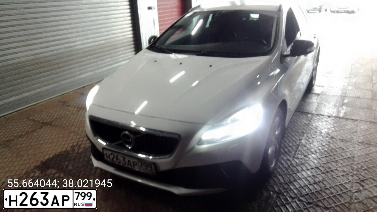Фото автомобиля VOLVO V40, 2017 — госномер В261ММ790. Цвет: Белый