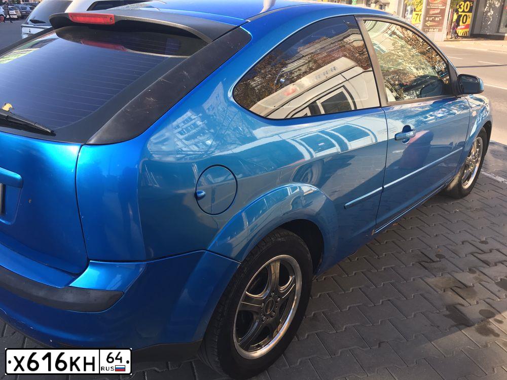Фото автомобиля FORD D FOCUS, 2006 — госномер Х616КН64. Цвет: голубой