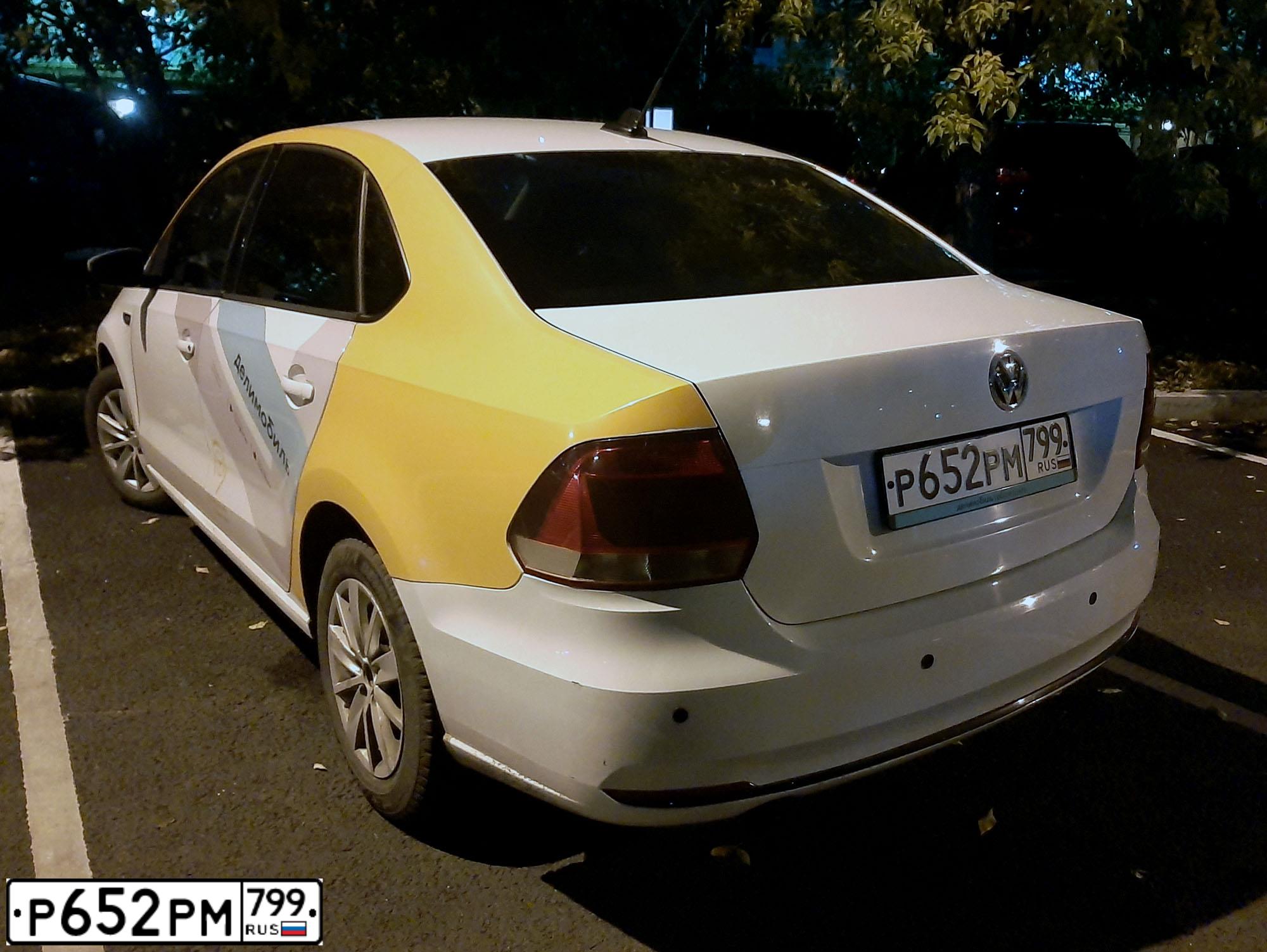 Фото автомобиля VOLKSWAGEN POLO, 2019 — госномер Р652РМ799. Цвет: Белый