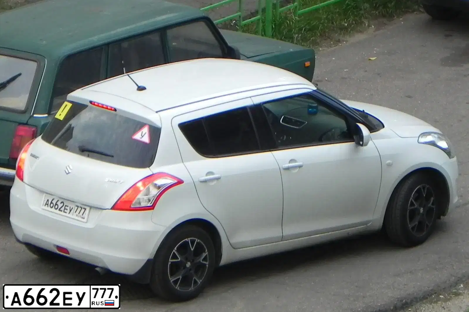 Фото автомобиля SUZUKI SWIFT, 2011 — госномер А662ЕУ777. Цвет: БЕЛЫЙ