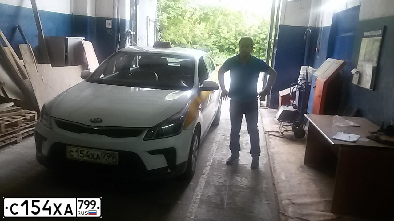 Фото автомобиля KIA RIO, 2019 — госномер С154ХА799. Цвет: БЕЛЫЙ ЖЕЛТЫЙ СЕРЫЙ