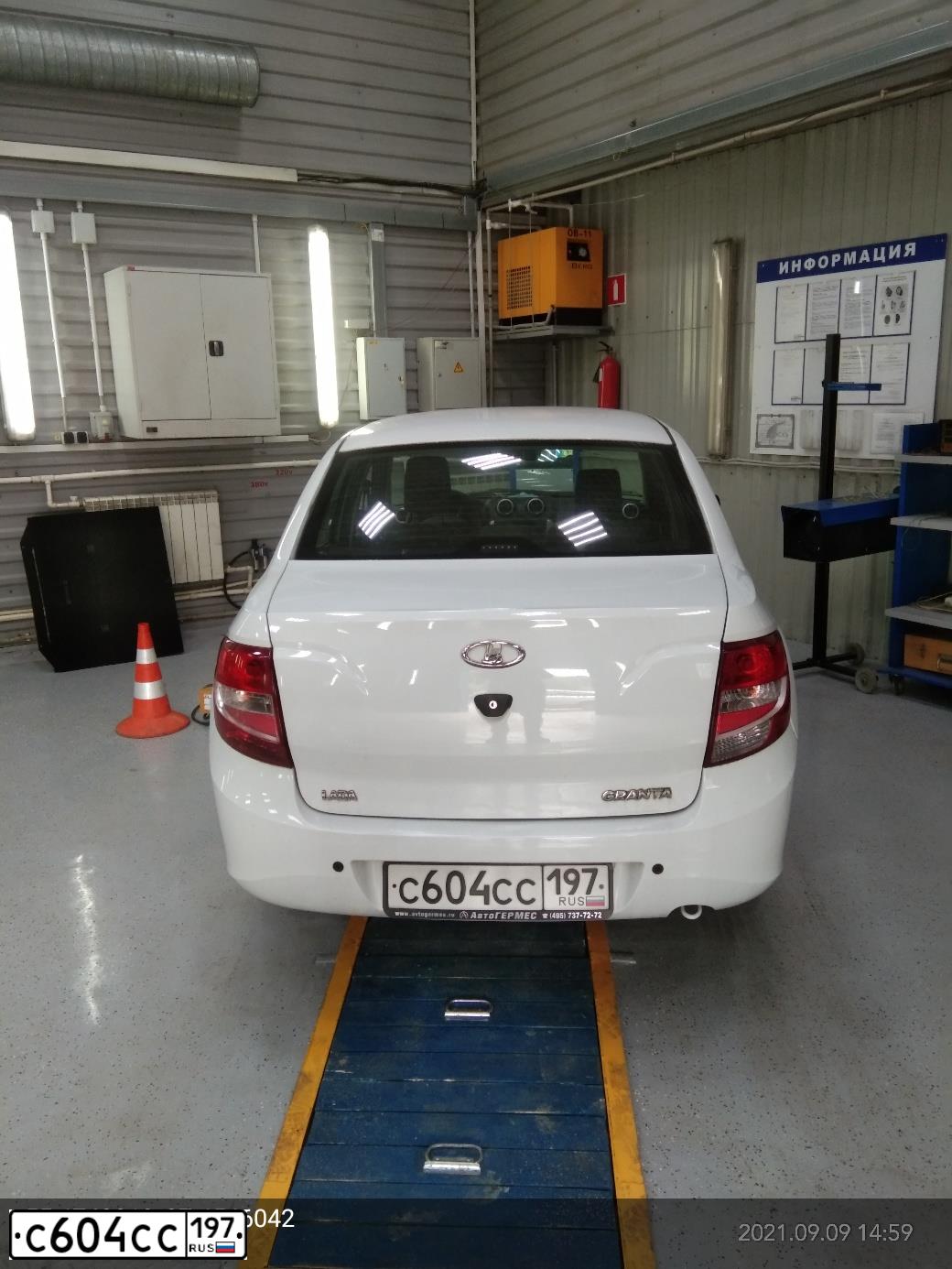 Фото автомобиля LADA 2190 GRANTA, 2012 — госномер С604СС197. Цвет: БЕЛЫЙ
