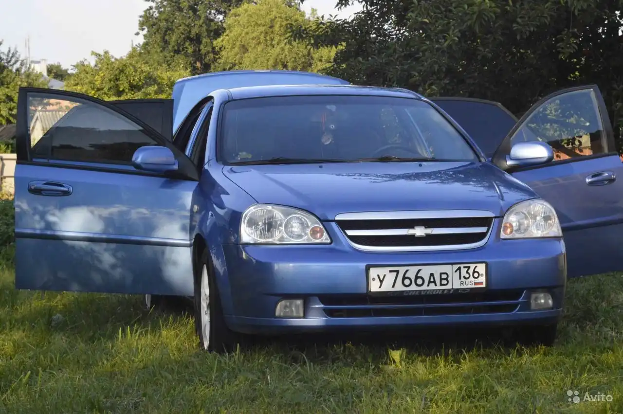 Фото автомобиля CHEVROLET LACETTI, 2007 — госномер Т778СТ31. Цвет: синий