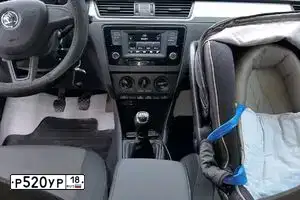 Фото автомобиля SKODA RAPID, 2016 — госномер У941НТ18. Цвет: Белый