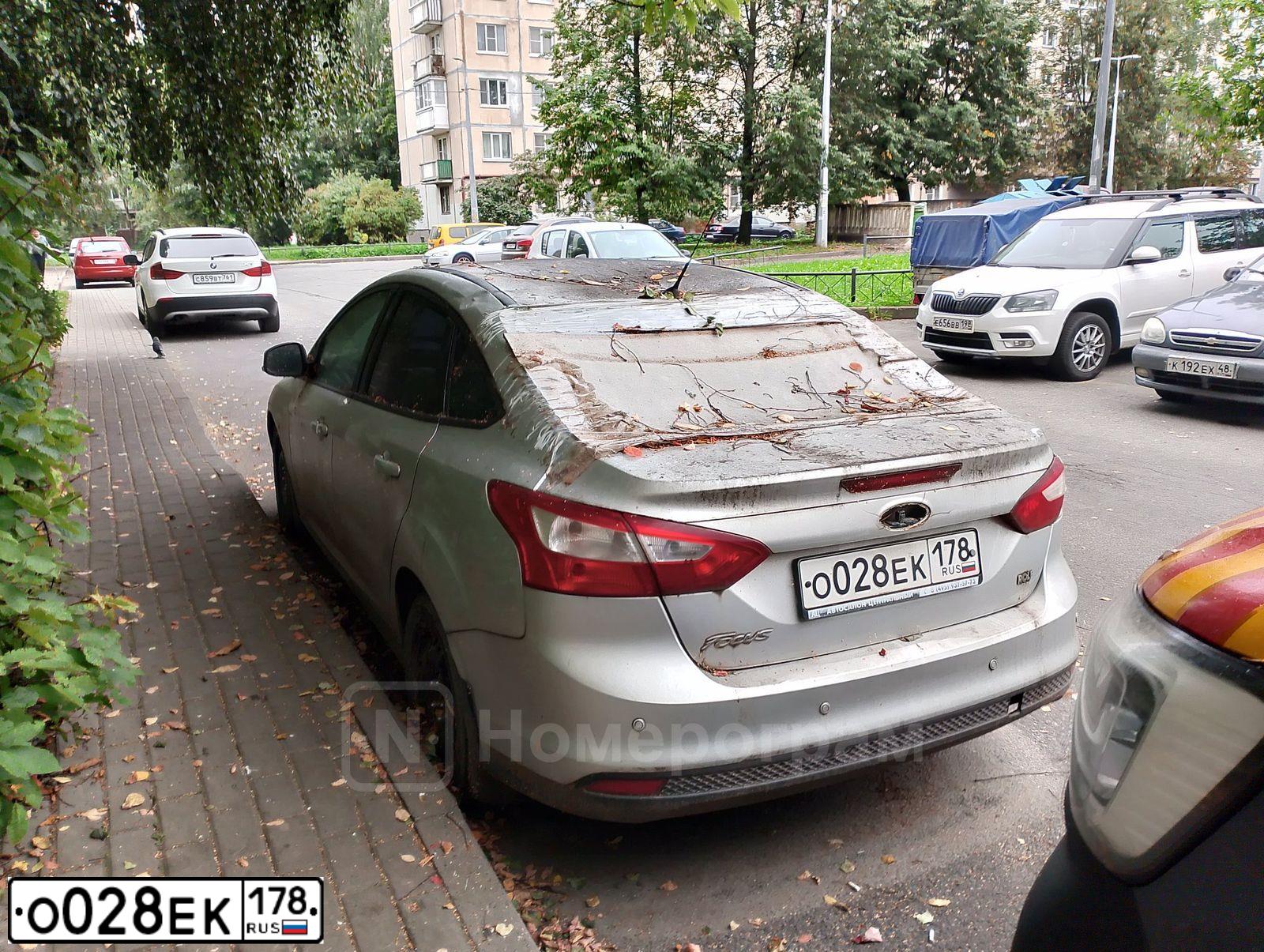 Фото автомобиля FORD FOCUS, 2013 — госномер О028ЕК178. Цвет: СЕРЕБРИСТЫЙ