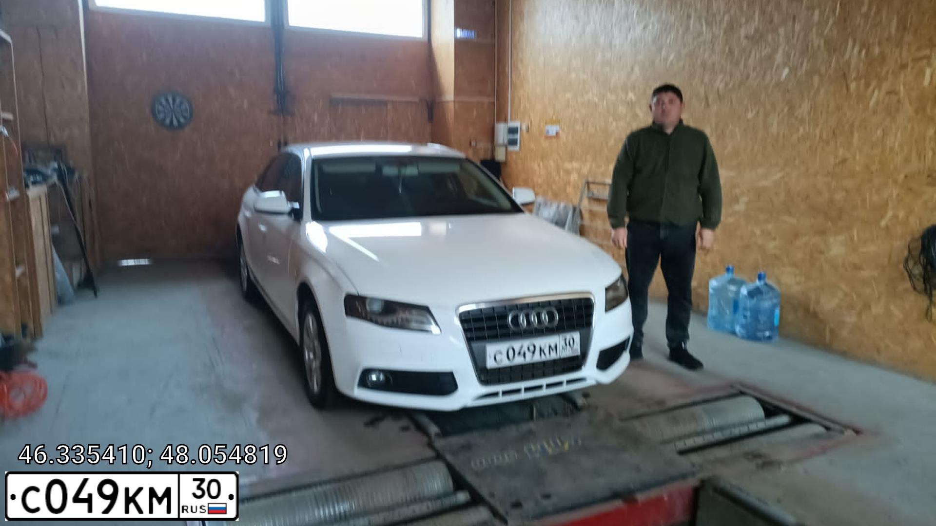 Фото автомобиля AUDI A4, 2011 — госномер С049КМ30. Цвет: Белый