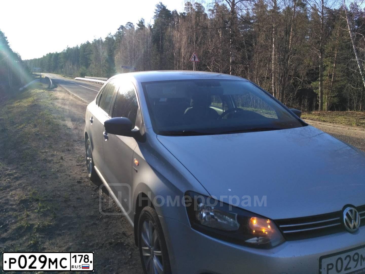 Фото автомобиля VOLKSWAGEN POLO, 2013 — госномер Р029МС178. Цвет: Серебристый
