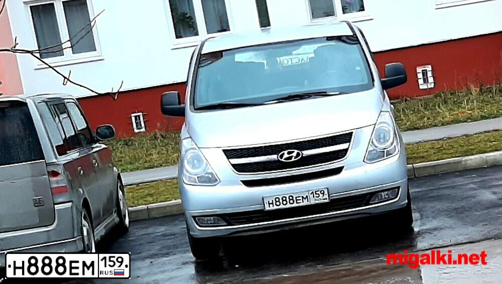 Фото автомобиля HYUNDAI GRAND STAREX, 2009 — госномер Н888ЕМ159. Цвет: СЕРЫЙ