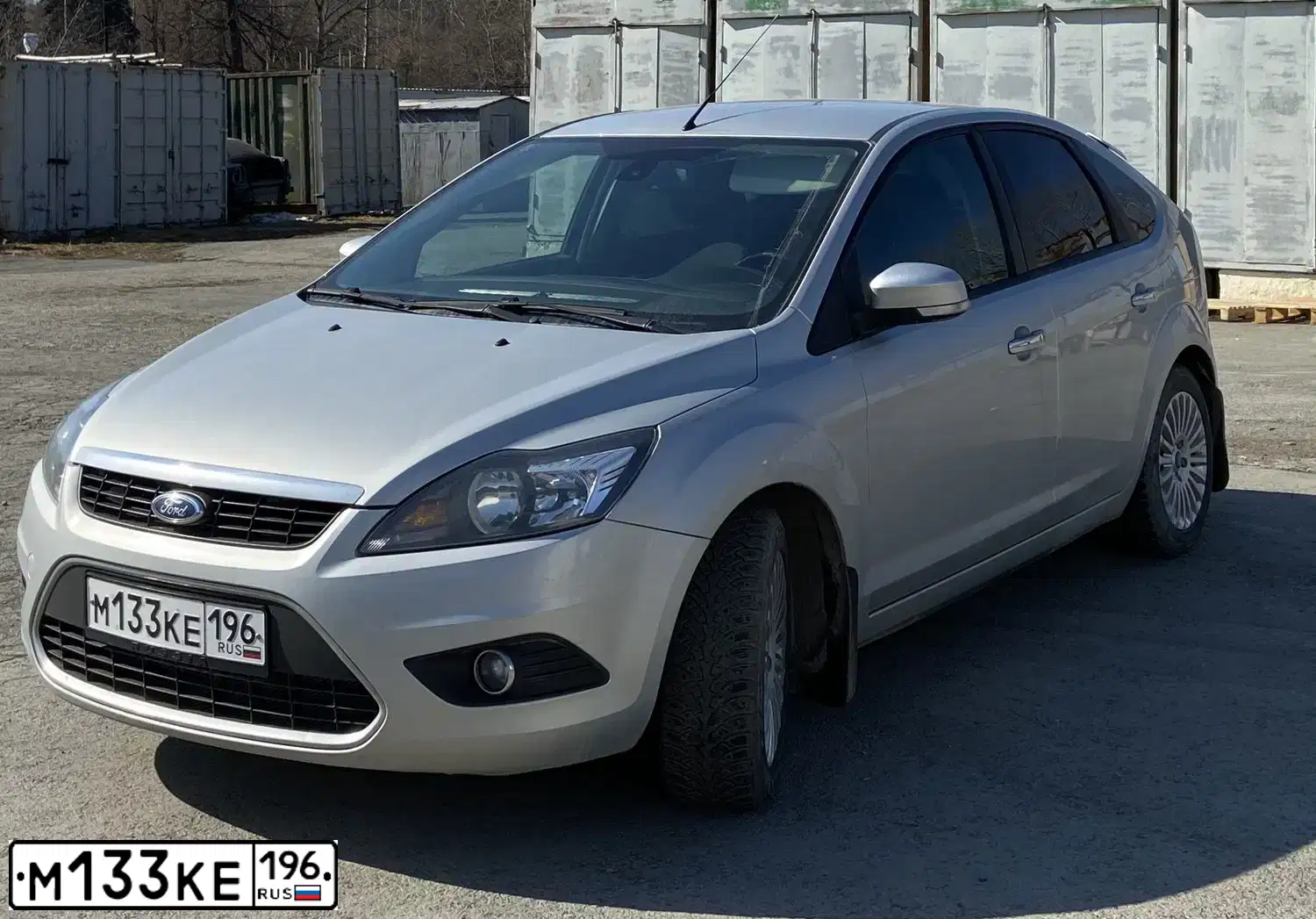 Фото автомобиля FORD FOCUS, 2011 — госномер М133КЕ196. Цвет: СВЕТЛО-СЕРЫЙ