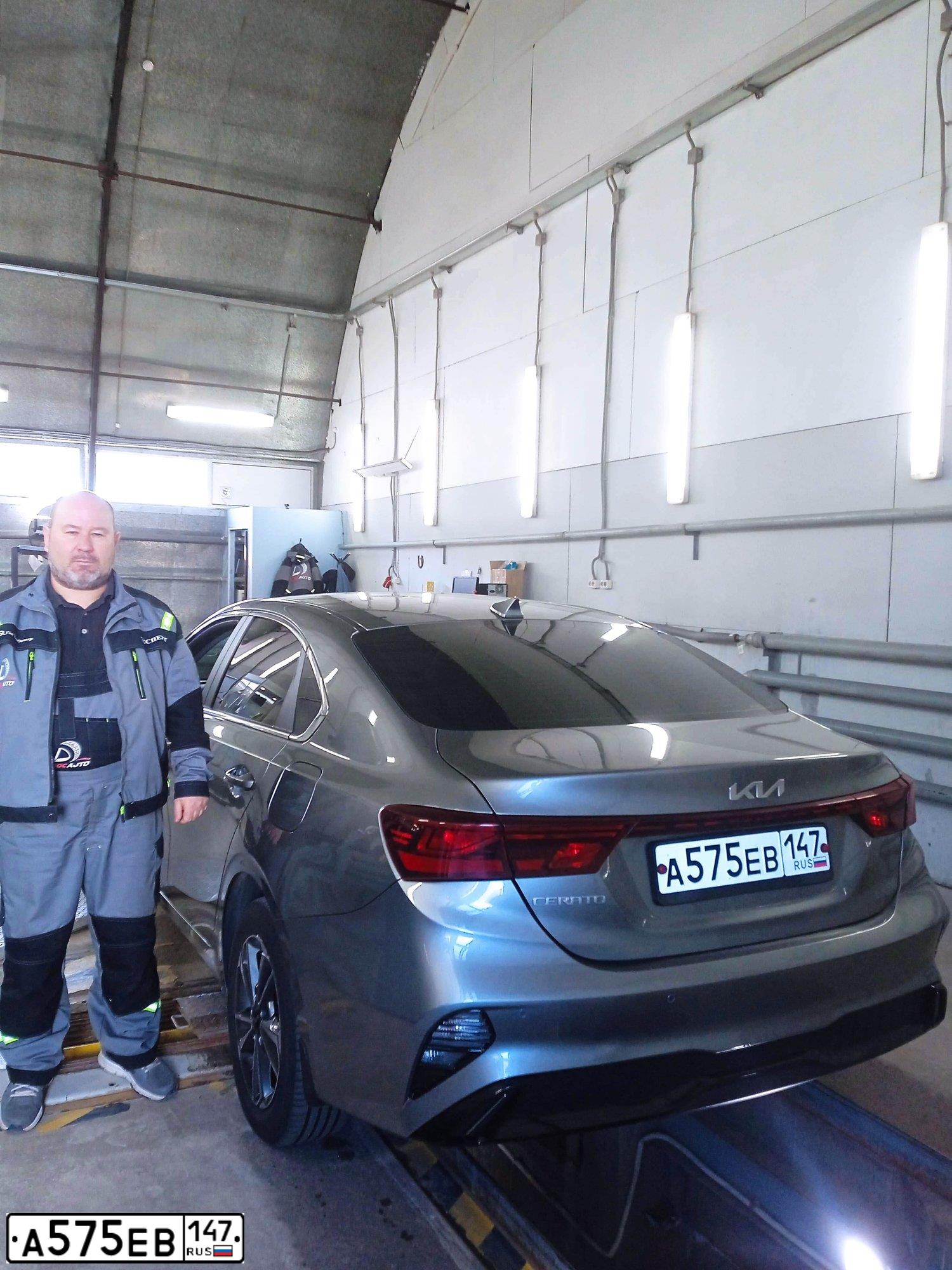 Фото автомобиля KIA CERATO, 2021 — госномер А575ЕВ147. Цвет: СЕРЫЙ