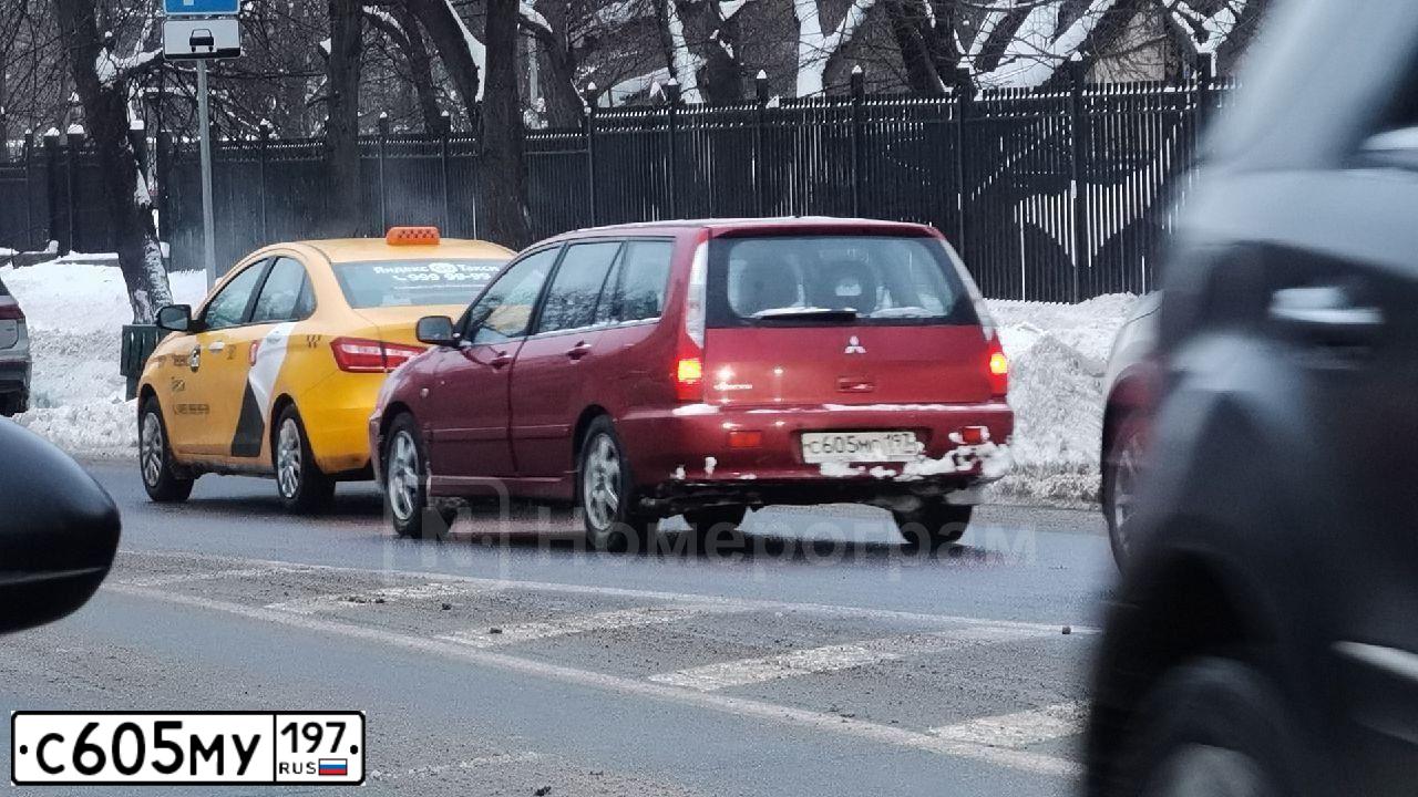Фото автомобиля OPEL INSIGNIA, 2011 — госномер Р088КН790. Цвет: Коричневый