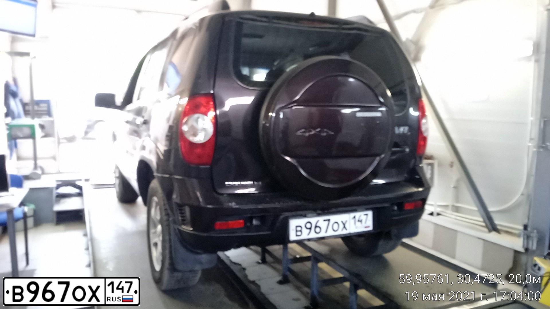 Фото автомобиля CHEVROLET NIVA, 2012 — госномер В967ОХ147. Цвет: Темно-коричневый металлик