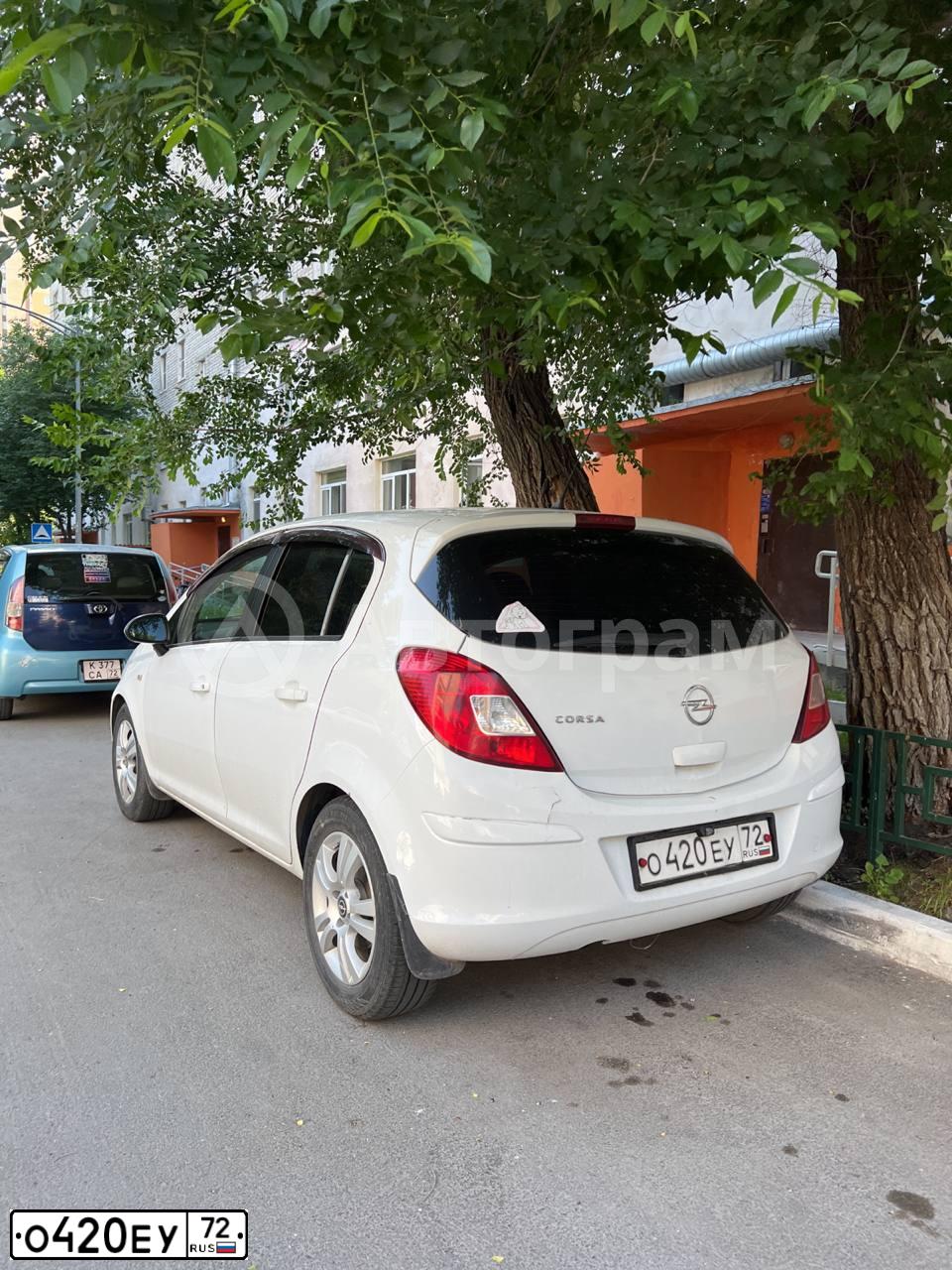 Фото автомобиля OPEL CORSA, 2011 — госномер О420ЕУ72. Цвет: Белый