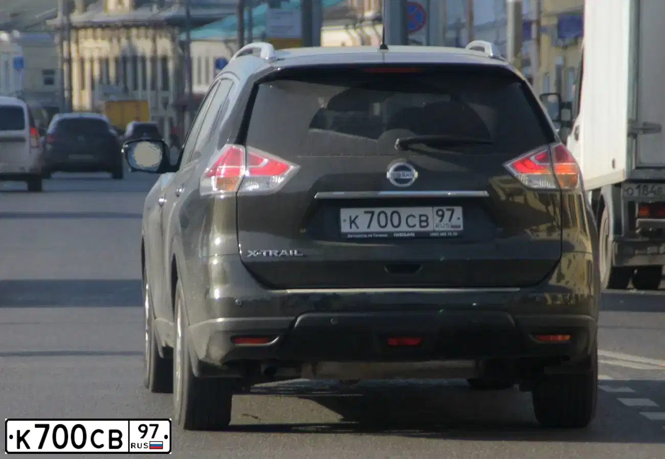 Фото автомобиля NISSAN X-TRAIL, 2015 — госномер Т213НС55. Цвет: ЗЕЛЕНЫЙ