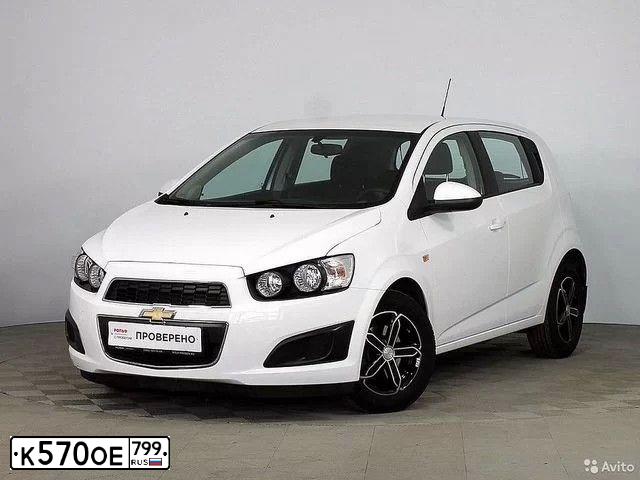 Фото автомобиля CHEVROLET AVEO, 2012 — госномер К570ОЕ799. Цвет: Белый