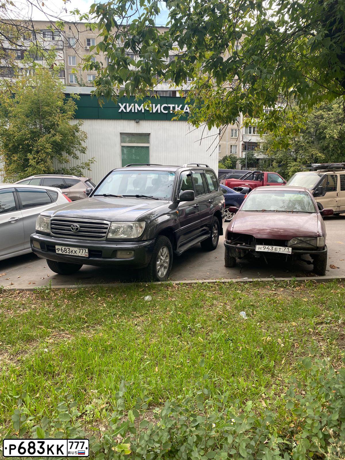 Фото автомобиля TOYOTA LANDCRUISER, 2004 — госномер Р683КК777. Цвет: СЕРЫЙ ТЕМНЫЙ