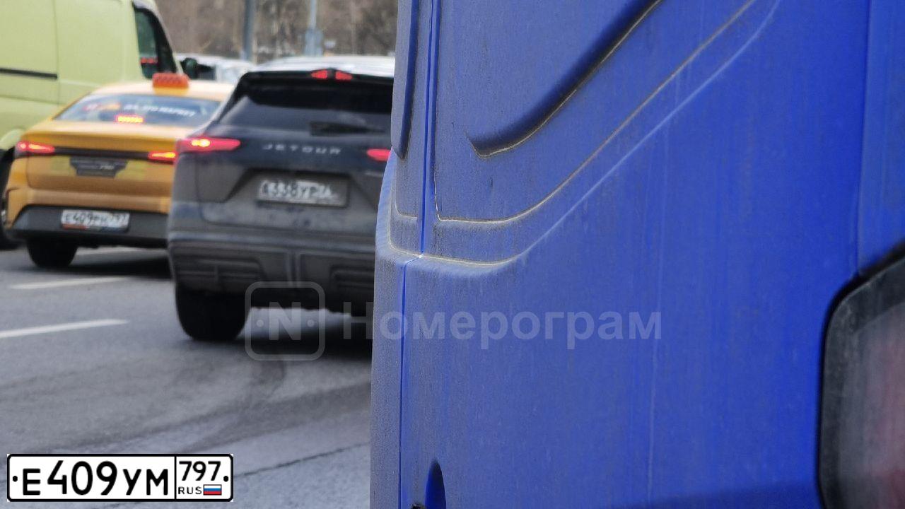 Фото автомобиля MERCEDES-BENZ ACTROS, 2023 — госномер Е409УМ797. Цвет: Белый