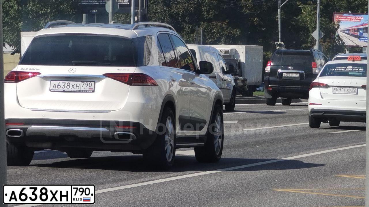 Фото автомобиля MERCEDES-BENZ GLE 300 D 4MATIC, 2019 — госномер Р174КТ774. Цвет: Белый
