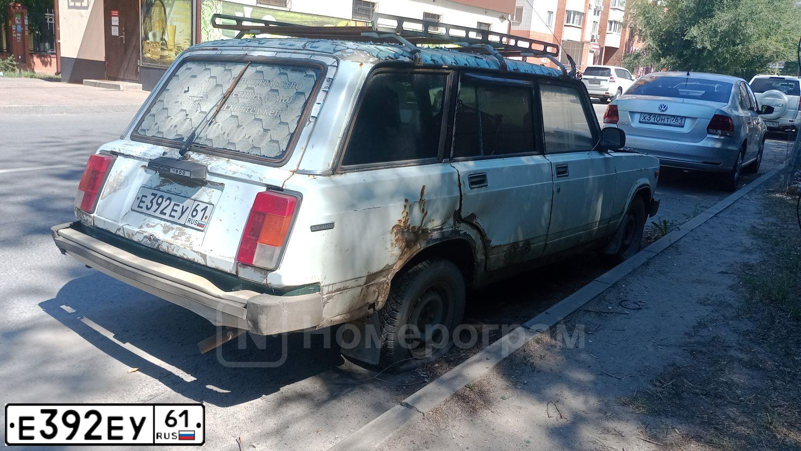 Фото автомобиля LADA 2104, 1999 — госномер Е392ЕУ61. Цвет: ЯРКО-БЕЛЫЙ