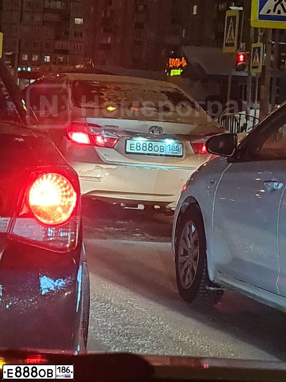 Фото автомобиля TOYOTA CAMRY, 2012 — госномер Е888ОВ186. Цвет: БЕЖЕВЫЙ МЕТАЛЛИК