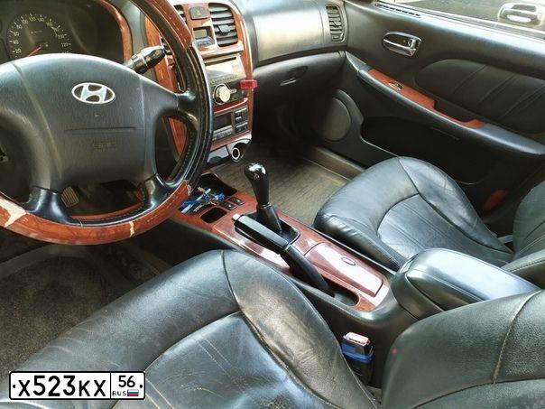 Фото автомобиля HYUNDAI SONATA, 2004 — госномер Е756РК156. Цвет: СЕРЫЙ