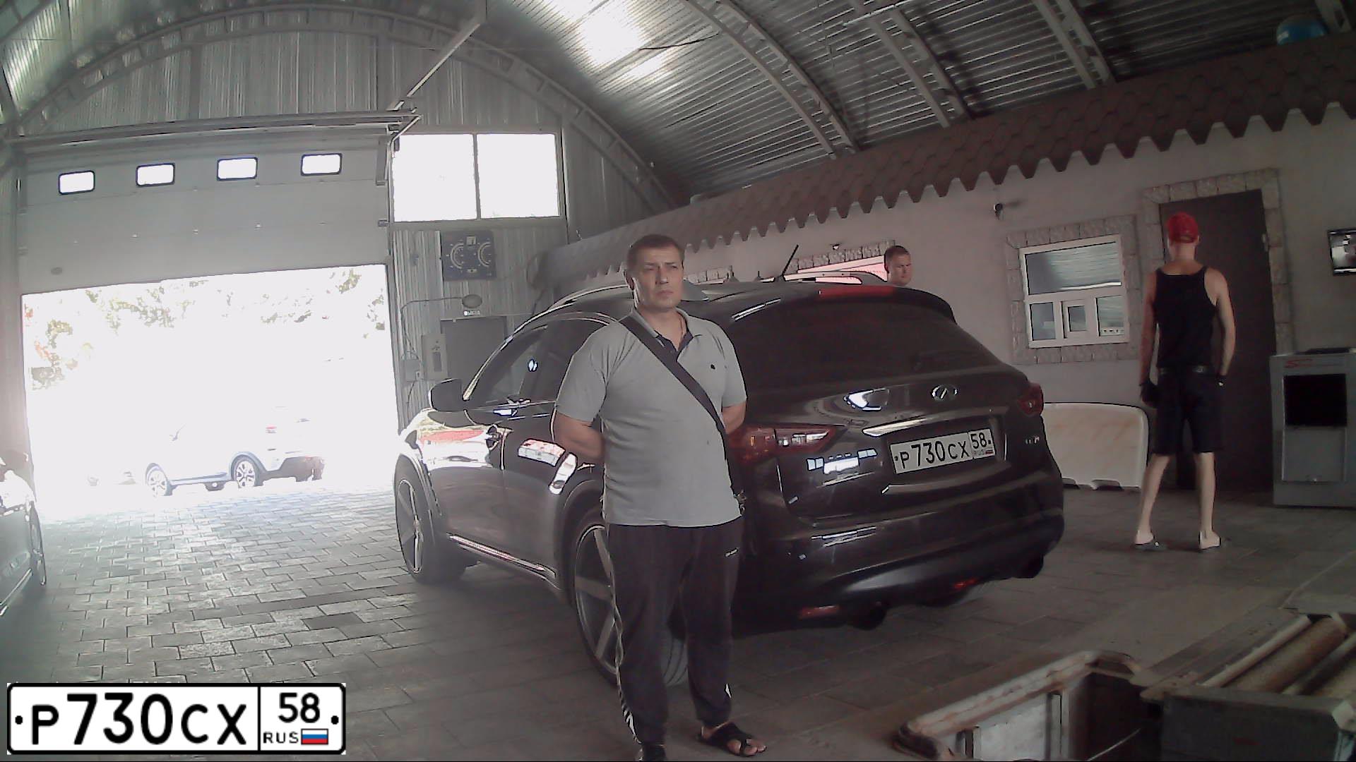 Фото автомобиля INFINITI QX70 /FX/, 2014 — госномер О888ЕР58. Цвет: ЧЕРНЫЙ
