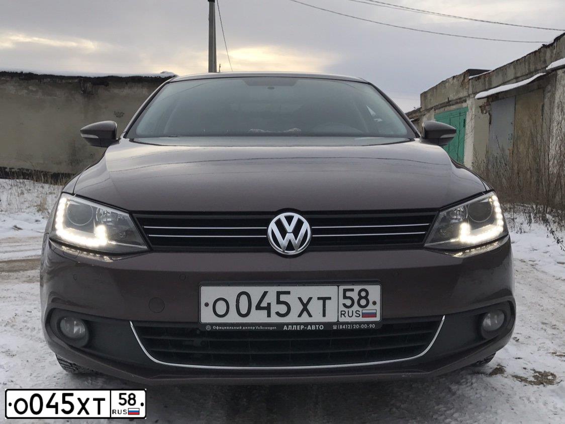 Фото автомобиля VOLKSWAGEN JETTA, 2014 — госномер О045ХТ58. Цвет: КОРИЧНЕВЫЙ