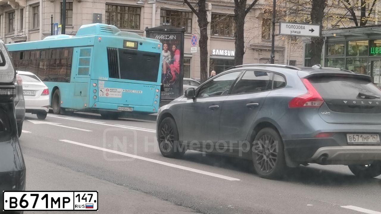 Фото автомобиля VOLVO V40, 2013 — госномер О305МА178. Цвет: ЯРКО-СИНИЙ