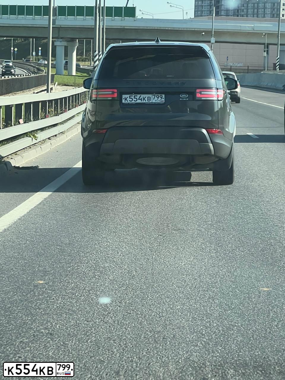 Фото автомобиля LANDROVER DISCOVERY, 2018 — госномер К554КВ799. Цвет: ТЕМНО-СЕРЫЙ