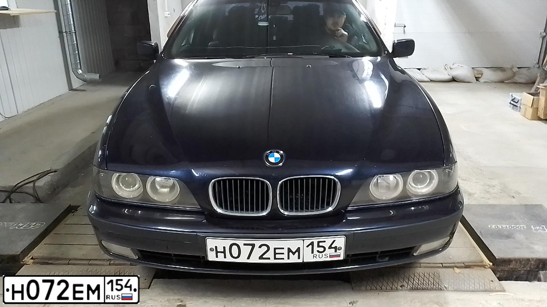 Фото автомобиля BMW SERIE 5, 1999 — госномер Н072ЕМ154. Цвет: ТЕМНО СИНИЙ