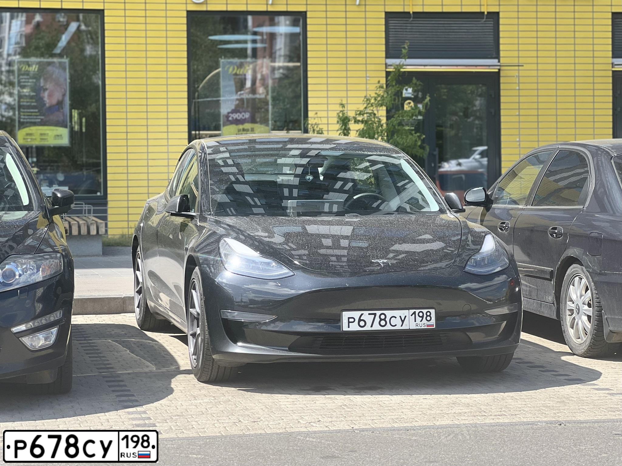 Фото автомобиля TESLA MODEL 3, 2020 — госномер Р678СУ198. Цвет: ЧЕРНЫЙ