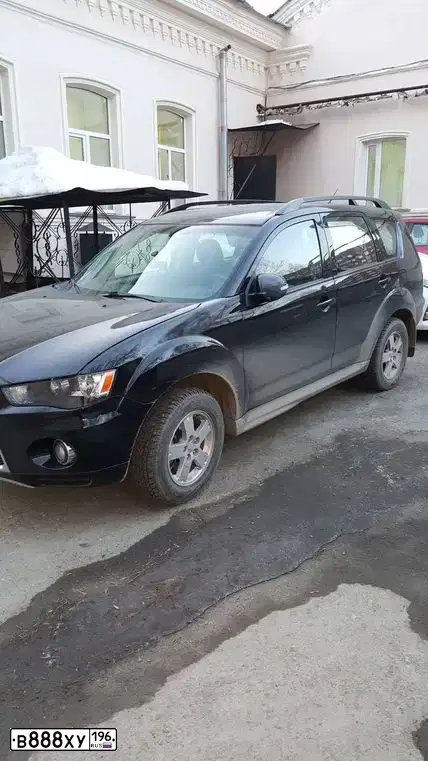 Фото автомобиля MITSUBISHI OUTLANDER, 2011 — госномер В888ХУ196. Цвет: ЧЕРНЫЙ