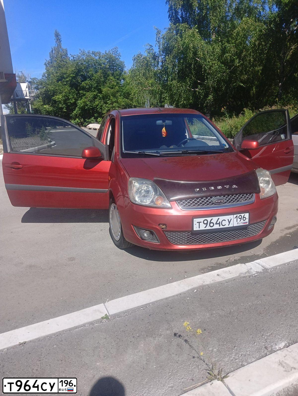 Фото автомобиля FORD FIESTA / ASPIRE, 2006 — госномер Е826ЕН174. Цвет: Красный