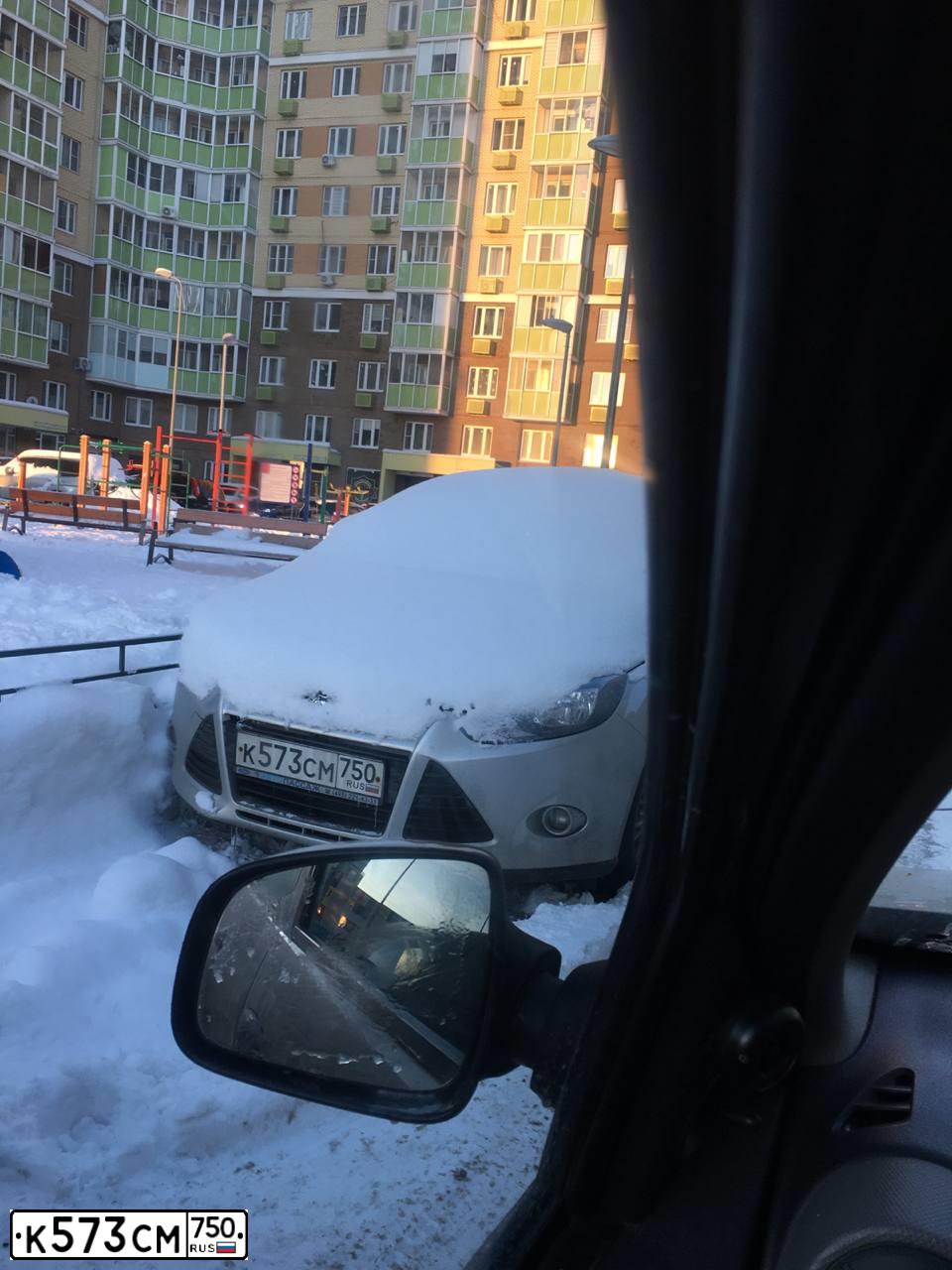 Фото автомобиля FORD FOCUS, 2013 — госномер К573СМ750. Цвет: СЕРЕБРИСТЫЙ