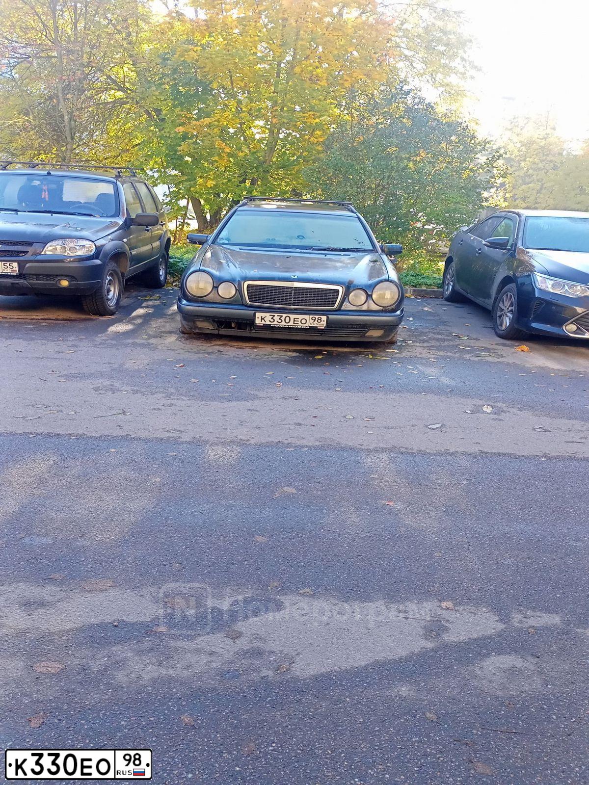 Фото автомобиля MERCEDES E-KLASSE, 1997 — госномер К330ЕО98. Цвет: Темно-синий