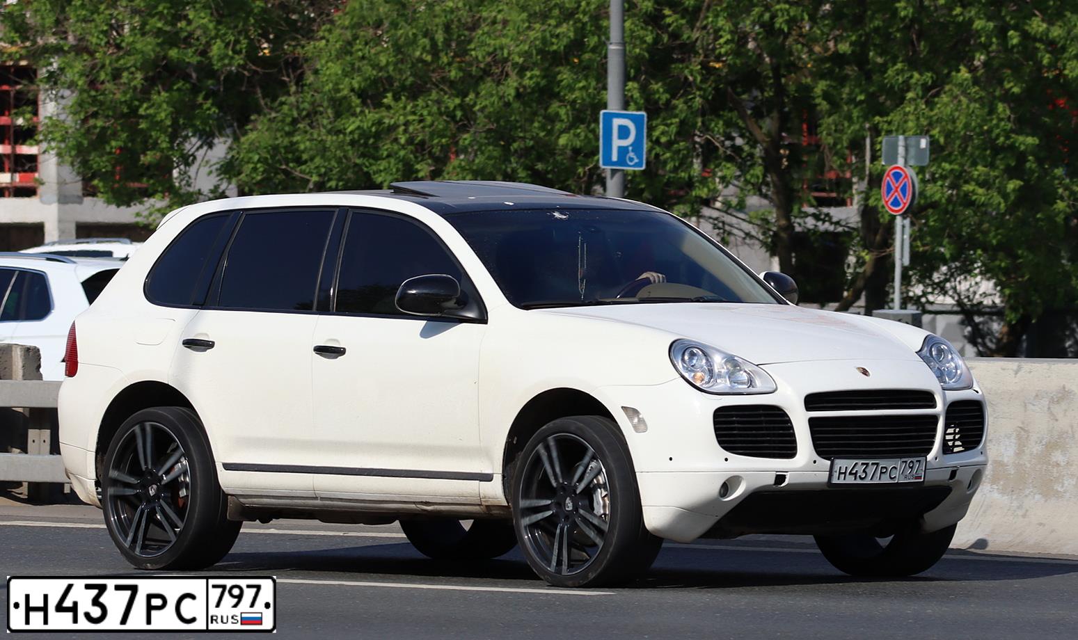 Фото автомобиля PORSCHE CAYENNE, 2005 — госномер Н437РС797. Цвет: Белый