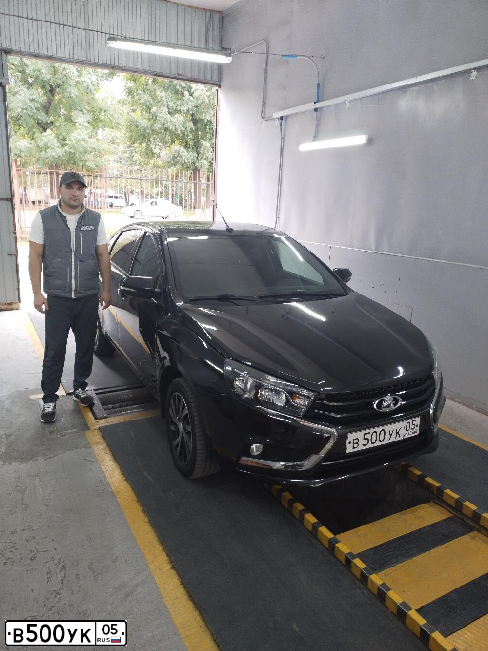 Фото автомобиля LADA 2170 PRIORA, 2011 — госномер В500УК05. Цвет: БЕЛЫЙ
