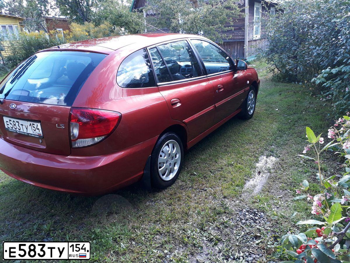 Фото автомобиля KIA RIO, 2003 — госномер Е583ТУ154. Цвет: Коричневый