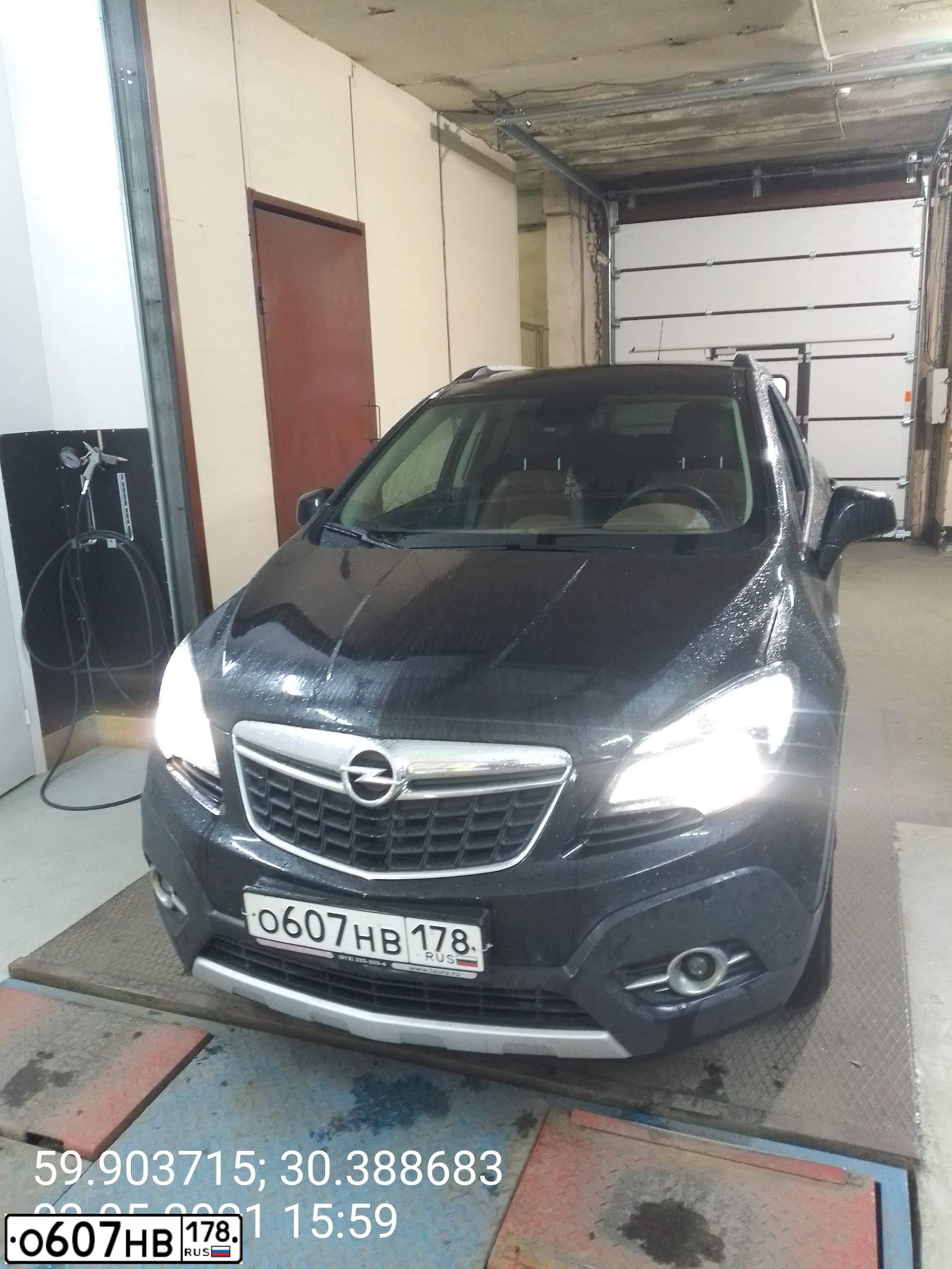 Фото автомобиля OPEL MOKKA, 2013 — госномер О607НВ178. Цвет: ЧЕРНЫЙ