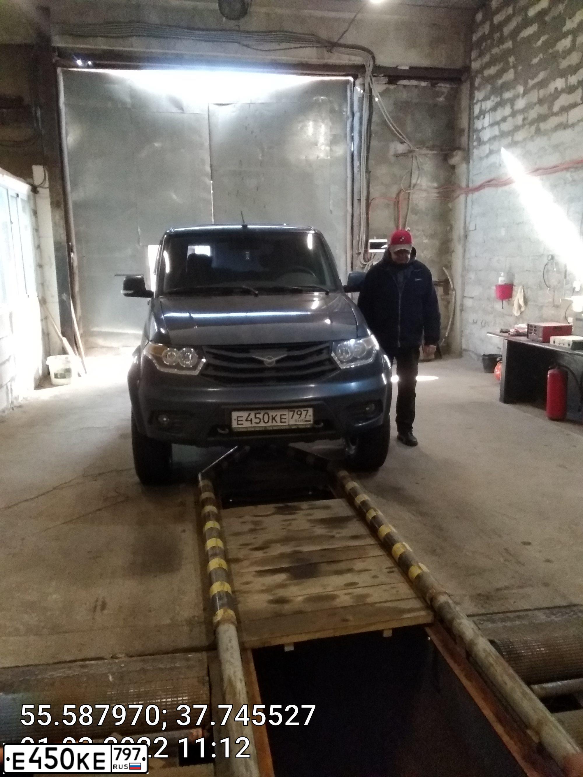 Фото автомобиля UAZ 3163 PATRIOT, 2015 — госномер Е450КЕ797. Цвет: Темно-серый металлик