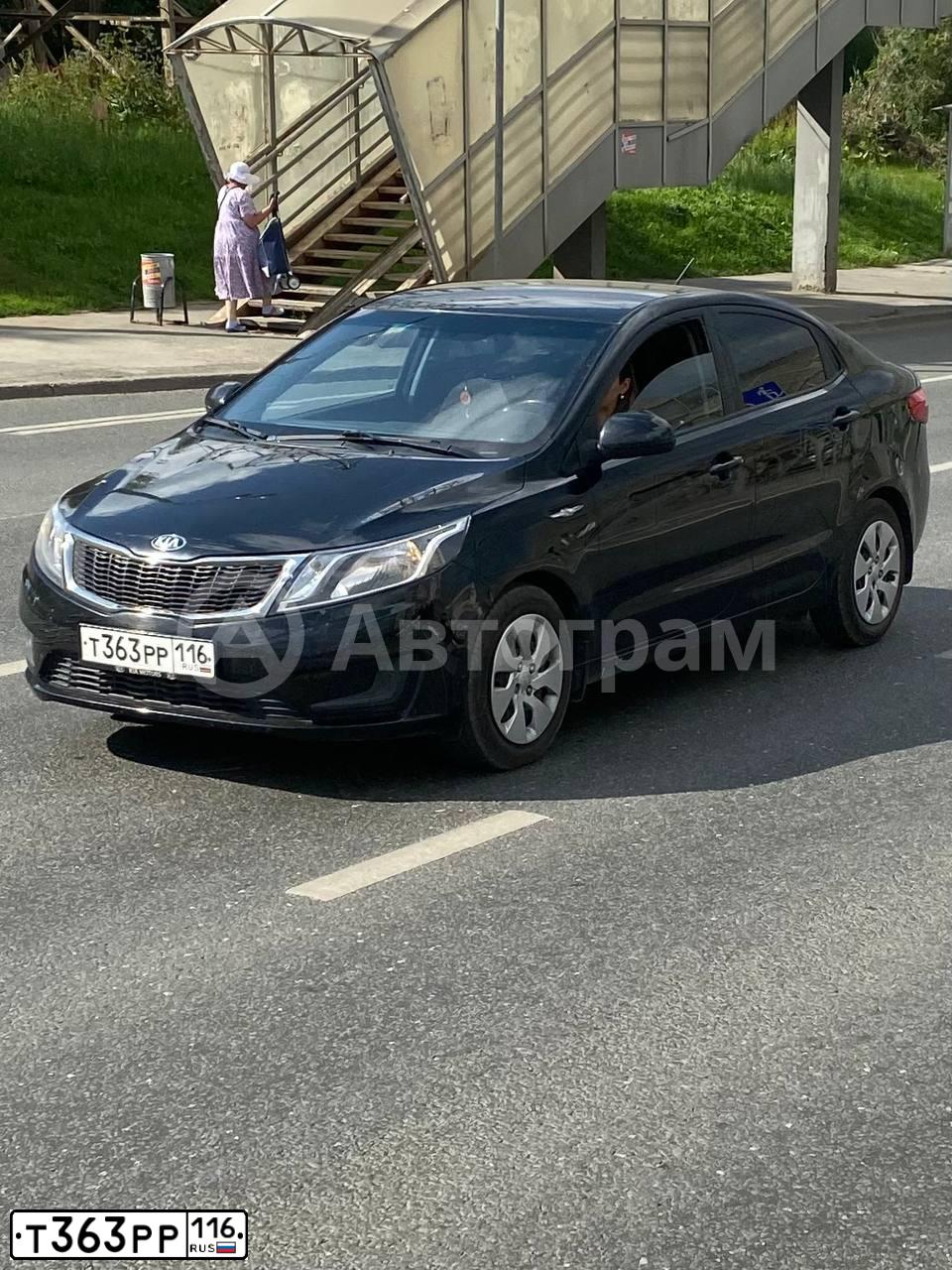 Фото автомобиля KIA RIO, 2013 — госномер Т363РР116. Цвет: ЧЕРНЫЙ