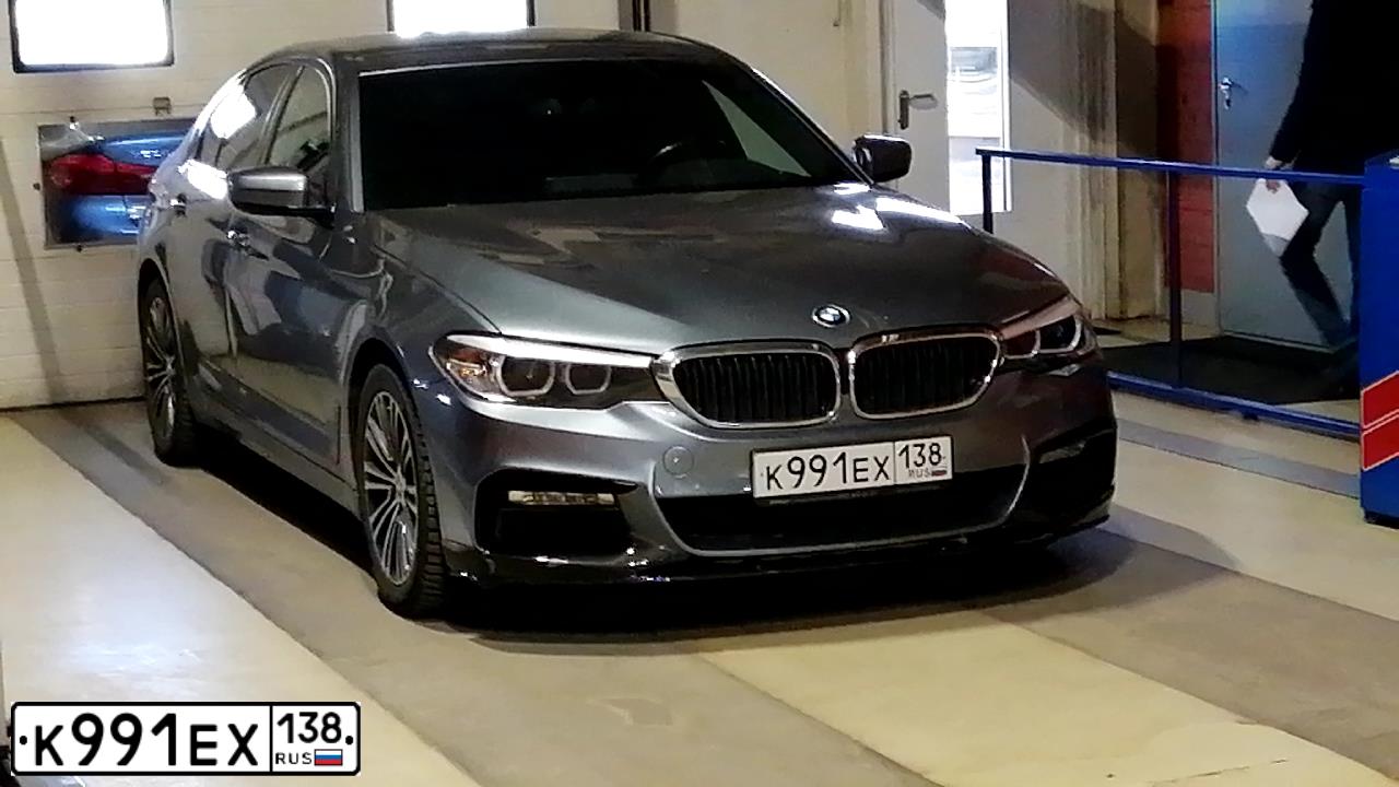 Фото автомобиля BMW SERIE 5, 2017 — госномер Н700ХТ777. Цвет: СЕРЫЙ