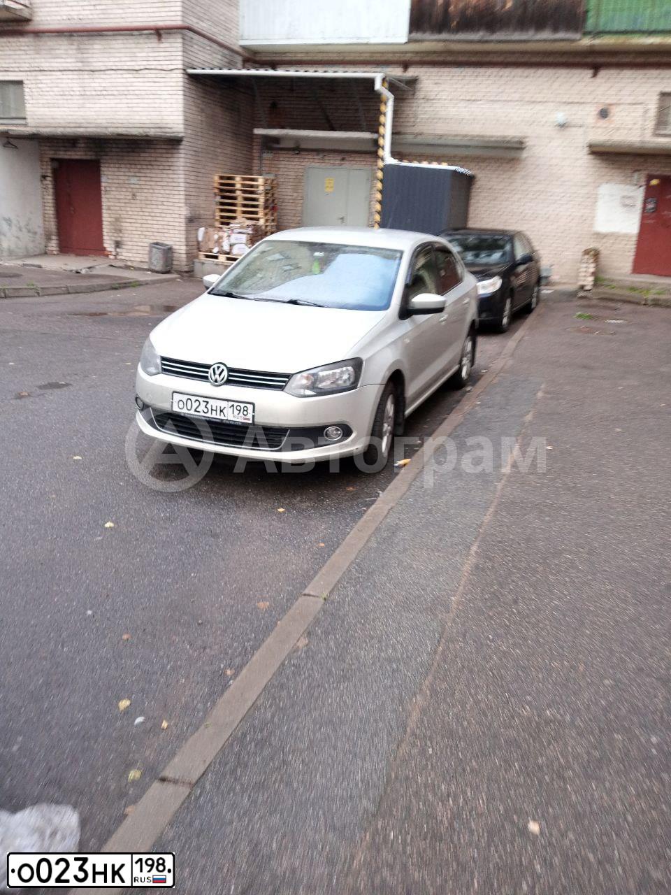 Фото автомобиля VOLKSWAGEN POLO, 2011 — госномер У657МТ47. Цвет: Серебристо-Желтый